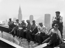 Masa de pranz in varful unui zgarie-nori