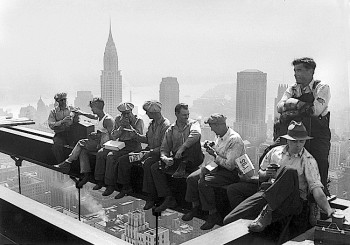 Masa de pranz in varful unui zgarie-nori